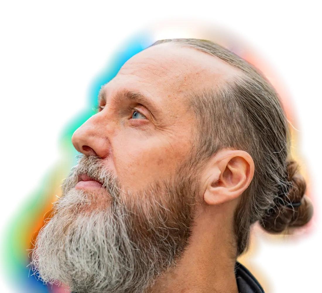 Benno Schmidtler, freigestellt, mit Blick nach oben