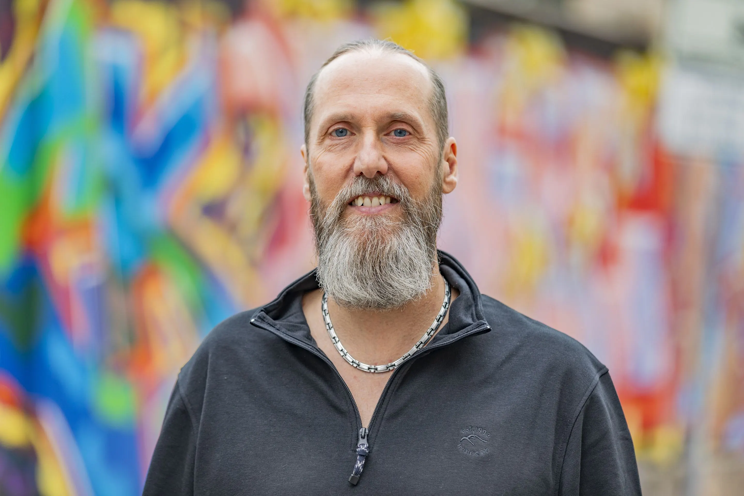 Benno Schmidtler vor einer bunten Graffiti-Wand